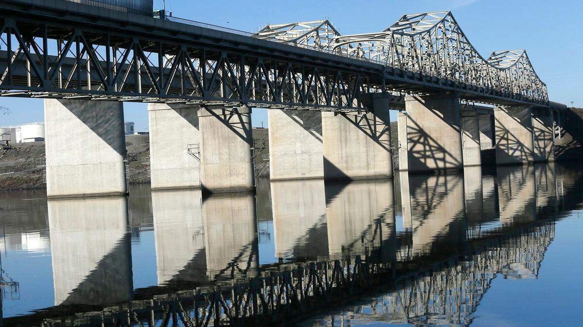 Burbank residents recently received a notice saying “varying planes and helicopters” will be traveling along the Snake River.