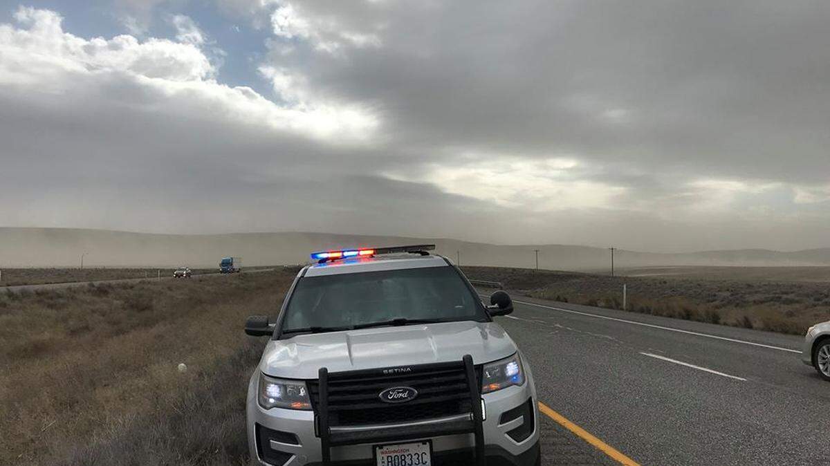 Blowing dust was making visibility extremely low for drivers, said Benton County sheriff’s deputies.