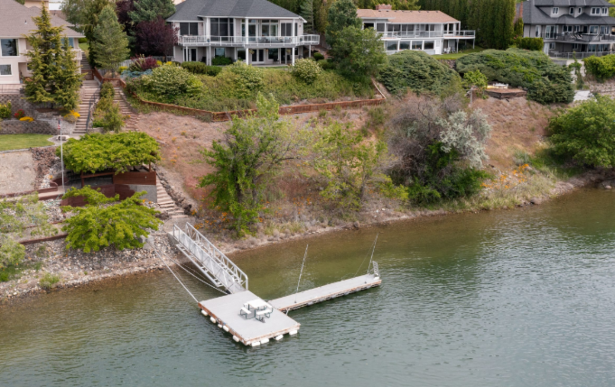 Shared dock in Columbia River