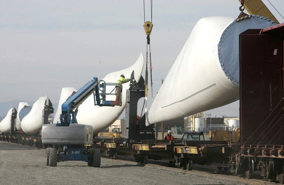 A worker prepares to release a wind turbine blade from a rail car so it can be stored in the Big Pasco Industrial Center in 2011.