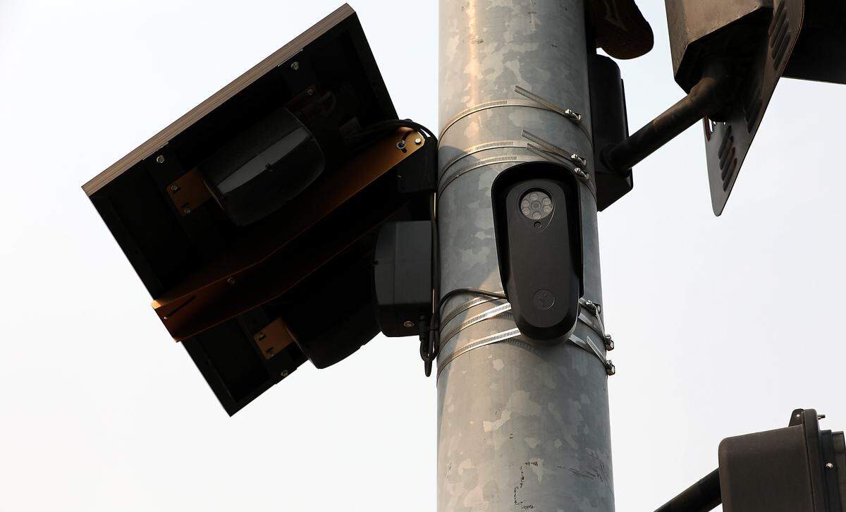 Solar-powered license plate reading camera attached to traffic signal pole at West Canal Drive and North Edison Street in Kennewick.