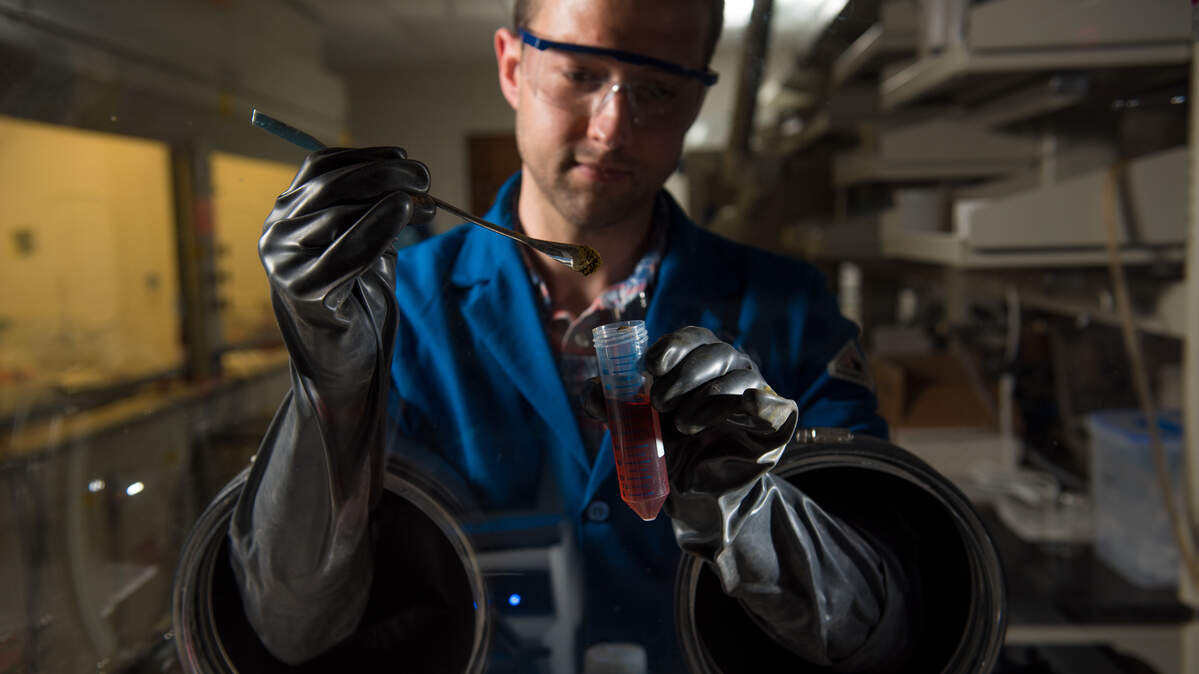 An organic molecule used in dyes and antibiotics may be the key to less expensive, more efficient redox flow batteries. Scientists at PNNL developed a highly reversible, water-soluble organic compound.