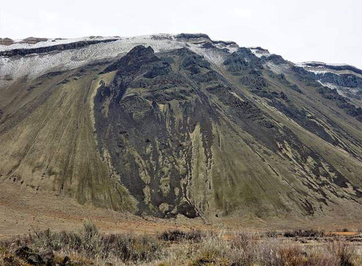 Saddle Mountain Ridge offers remarkable views of basalt erosion and deposition.