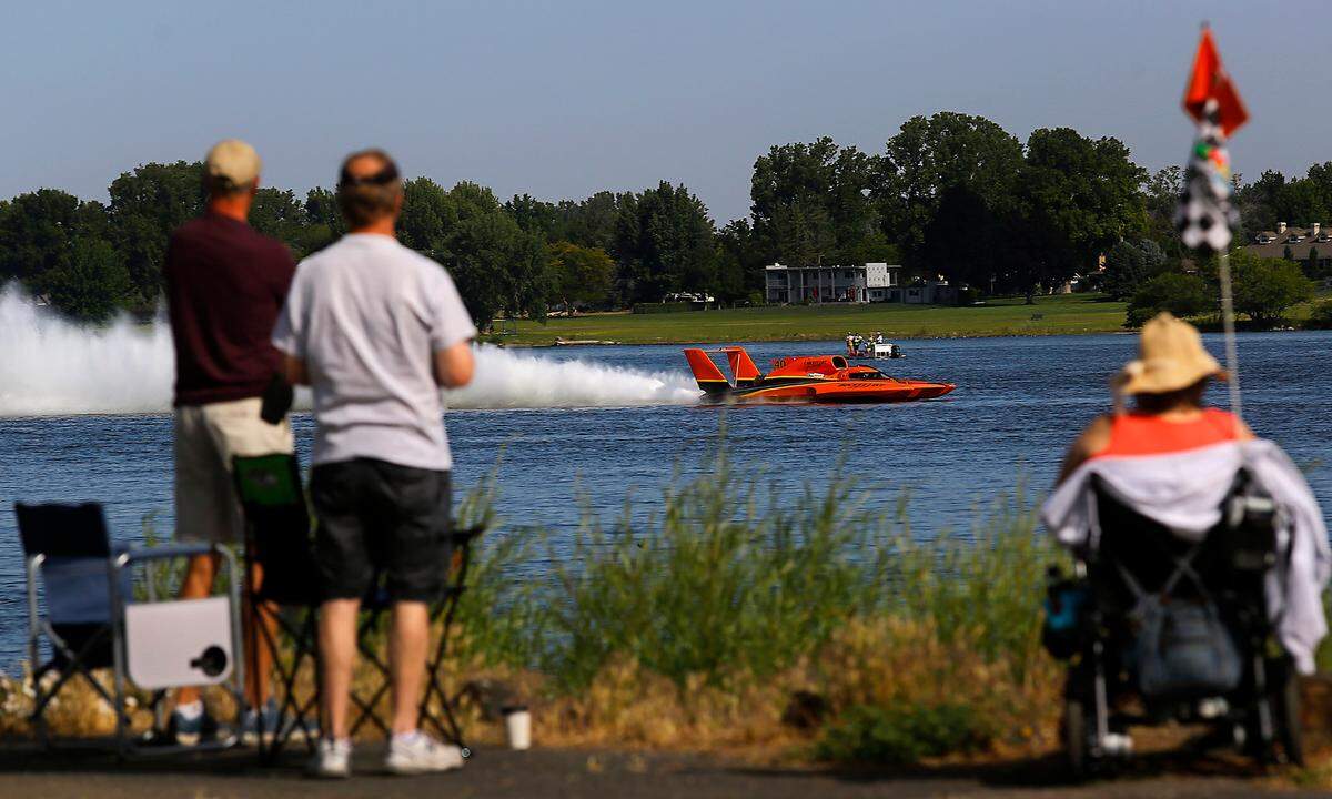 Race fans watch as the U-40 Bucket List Racing unlimited hydroplanes streaks past during testing run on the Columbia River on Friday morning in the Tri-Cities.