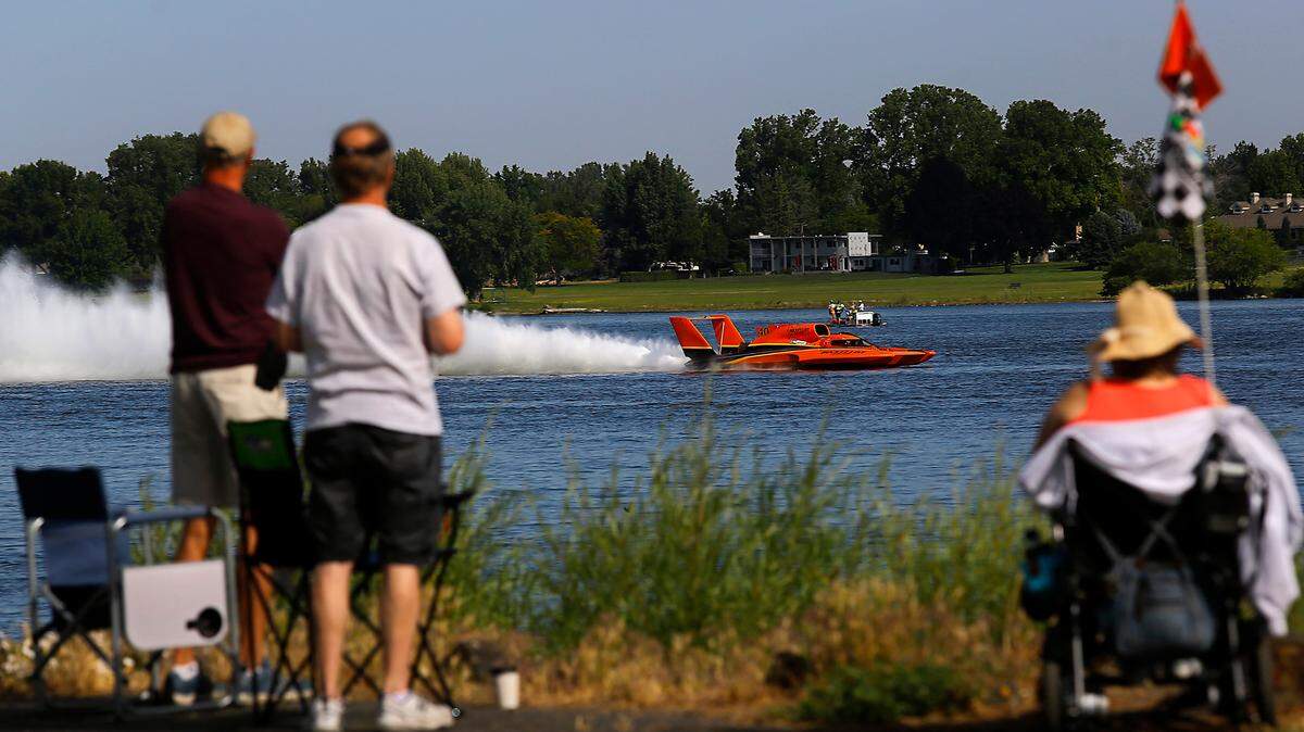 Race fans watch as the U-40 Bucket List Racing unlimited hydroplanes streaks past during testing run on the Columbia River last Friday morning in Tri-Cities.