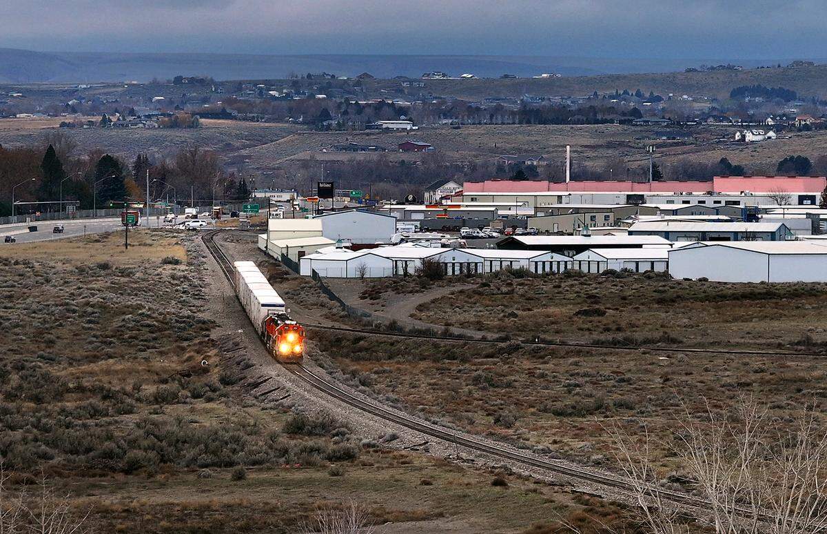 Port of Benton’s Southern Connection is a 16-mile short line rail network that runs between Center Parkway in Kennewick and Horn Rapids Road in north Richland. A train makes it way past the Richland airport off the Highway 240 bypass.