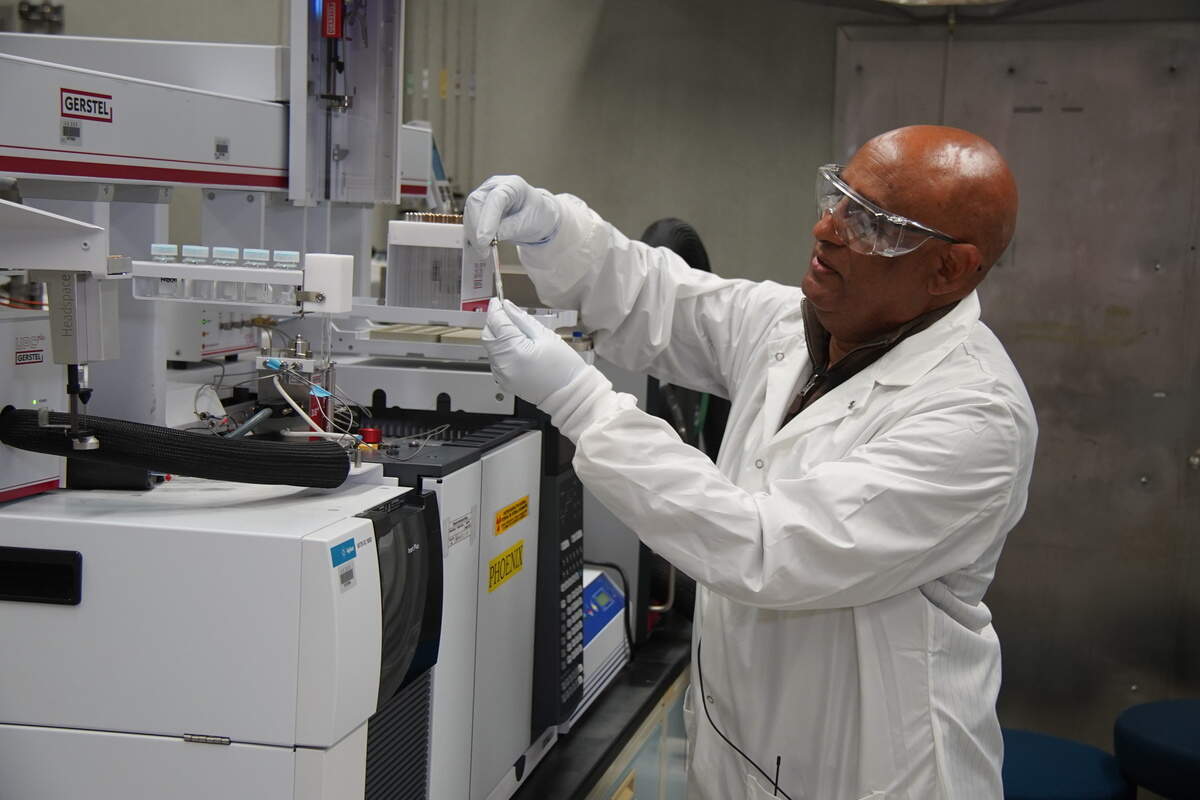 Using a research method that significantly reduces sample turnaround times, scientist Solomon Bairai operates equipment to analyze tank waste samples for organic chemicals at the 222-S Laboratory on the Hanford nuclear site.