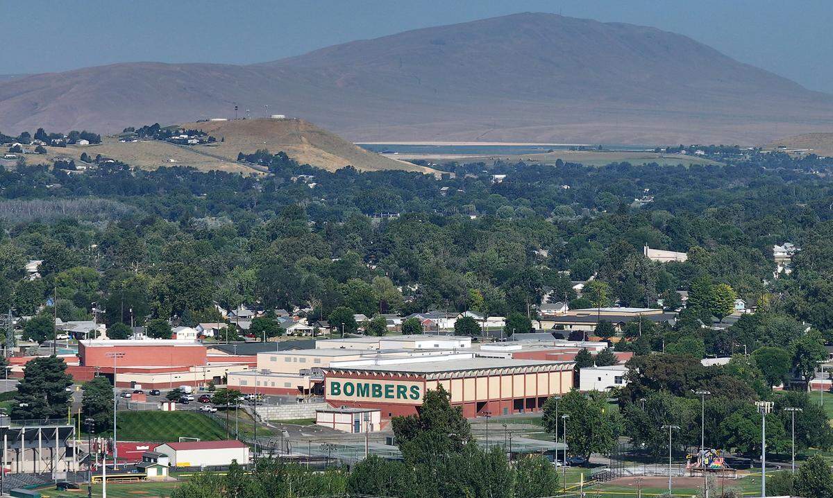 The Richland High School campus with Rattlesnake Mountain in the background.