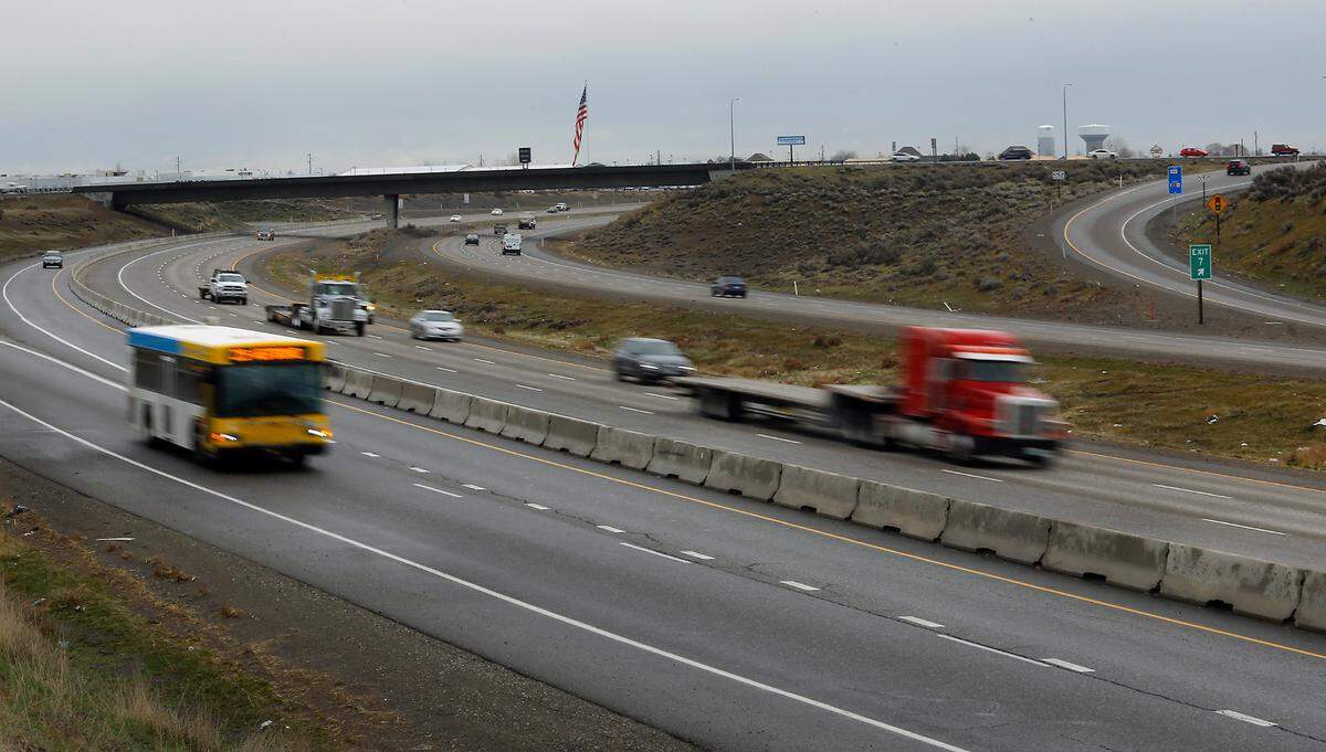 Motorists leave and enter Interstate 182 at the Broadmoor interchange in west Pasco