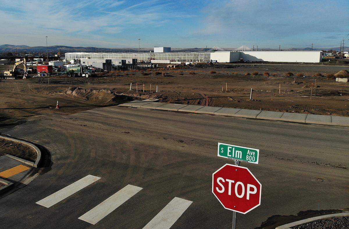 A company report says that work is nearly complete on the 217,000-square-foot greenhouse and packaging structure for Local Bounti situated just south of A Street between the intersections Elm Street and Oregon Avenue in Pasco. Constructions workers are now focusing on overhead and underground infrastructure at the site. The company sells fresh, locally grown salads and lettuces to stores all across the Pacific Northwest. The company plans to grow a variety of lettuces and package the salads and lettuce in Pasco for distribution to grocery stores within 400 miles, which will allow them to ship to locations all across Washington, Oregon and Idaho.