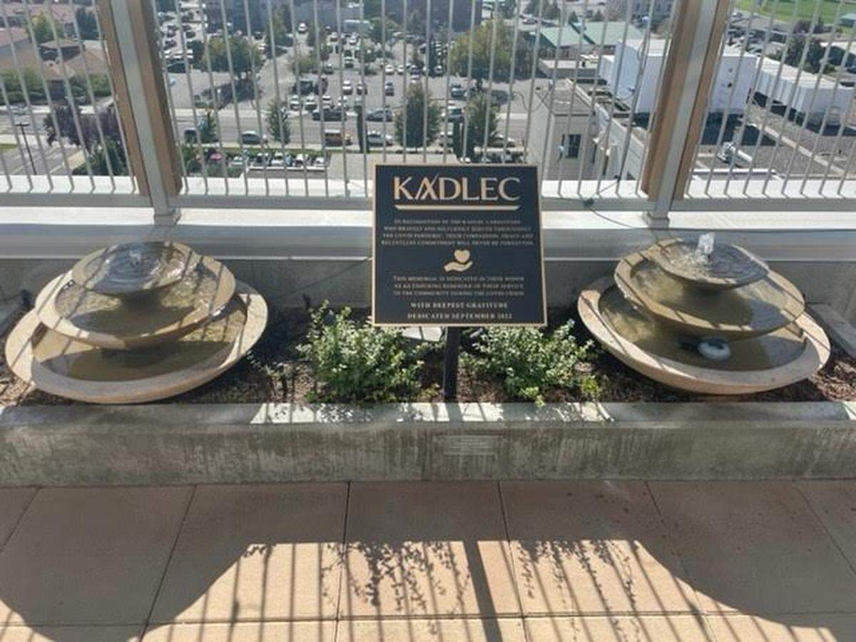 A new plaque on the 7th floor Garden Terrace at Kadlec Regional Medical Center in Richland serves as a reminder of staff’s service to the Tri-Cities, Wash., community during the COVID-19 pandemic.