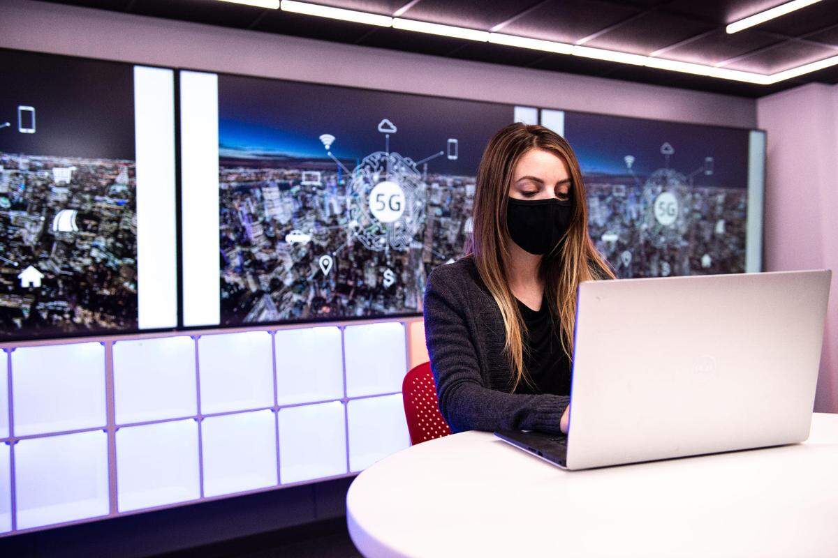 Torri Simmons and her colleagues use the capabilities of PNNL’s 5G Innovation Studio to explore how 5G can transform diverse mission areas, including port and border security, grid infrastructure engagement, and augmented human-machine teaming capabilities for first responders. Andrea Starr | Pacific Northwest National Laboratory