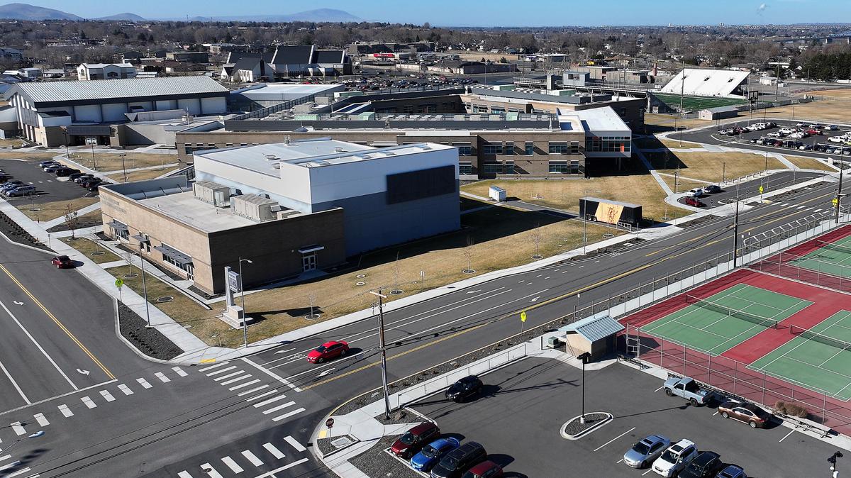 Kennewick High School campus from the West 6th Avenue and South Dayton Street intersection. 