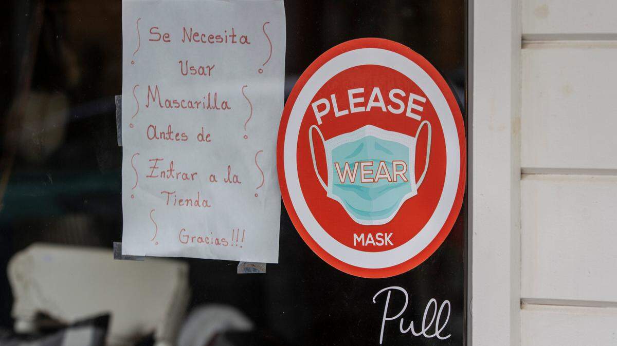 Signs for masking hang in the windows of downtown Kennewick businesses. The Benton Franklin Health District is encouraging Tri-Citians to continue masking up while in public to help stop the spread of coronavirus.