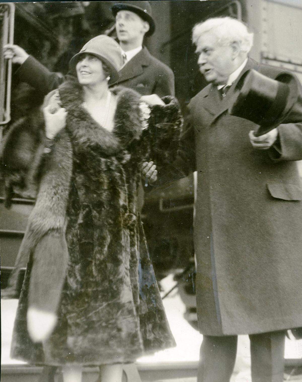 Samuel Hill (right) and Queen Marie of Romania (left) together in 1926.