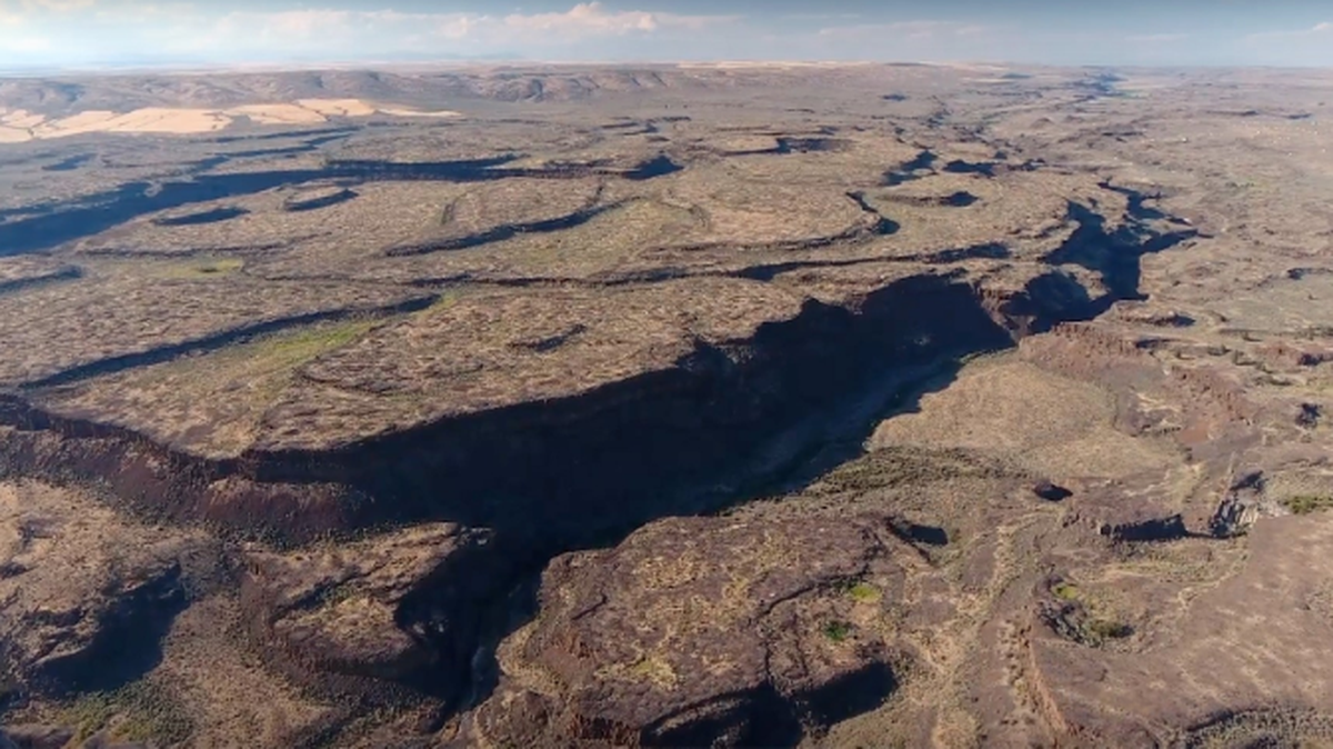 Unlike other channeled scabland canyons created by the Pleistocene megafloods, the Moses Coulee is not connected to the Columbia River by obvious feeder channels or flood-scoured surfaces.