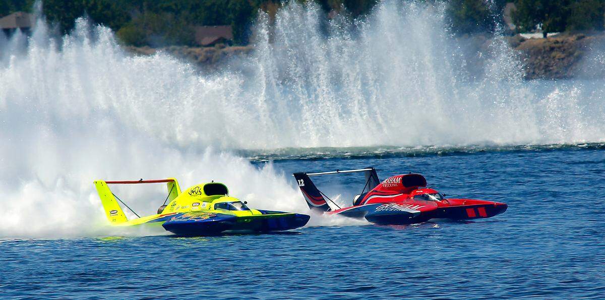 Jamie Nilsen, left, in the U-11 J&D’s unlimited hydroplane battles for position with Andrew Tate in the U-12 Graham Trucking during in this 2021 file photo.
