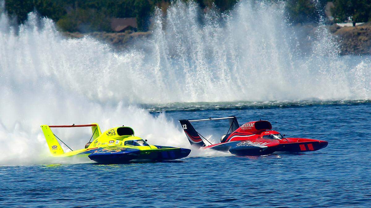 Jamie Nilsen, left, in the U-11 J&D’s unlimited hydroplane battles for position with Andrew Tate in the U-12 Graham Trucking in 2021 in Tri-Cities.