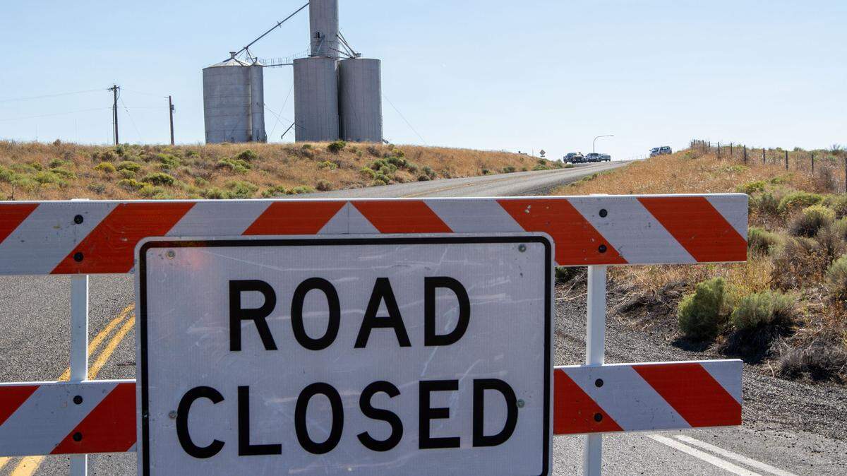 A postal worker spotted the body at 10:45 a.m. while doing her deliveries on Bofer Canyon and Bateman roads east of the Highway 395/Interstate 82.