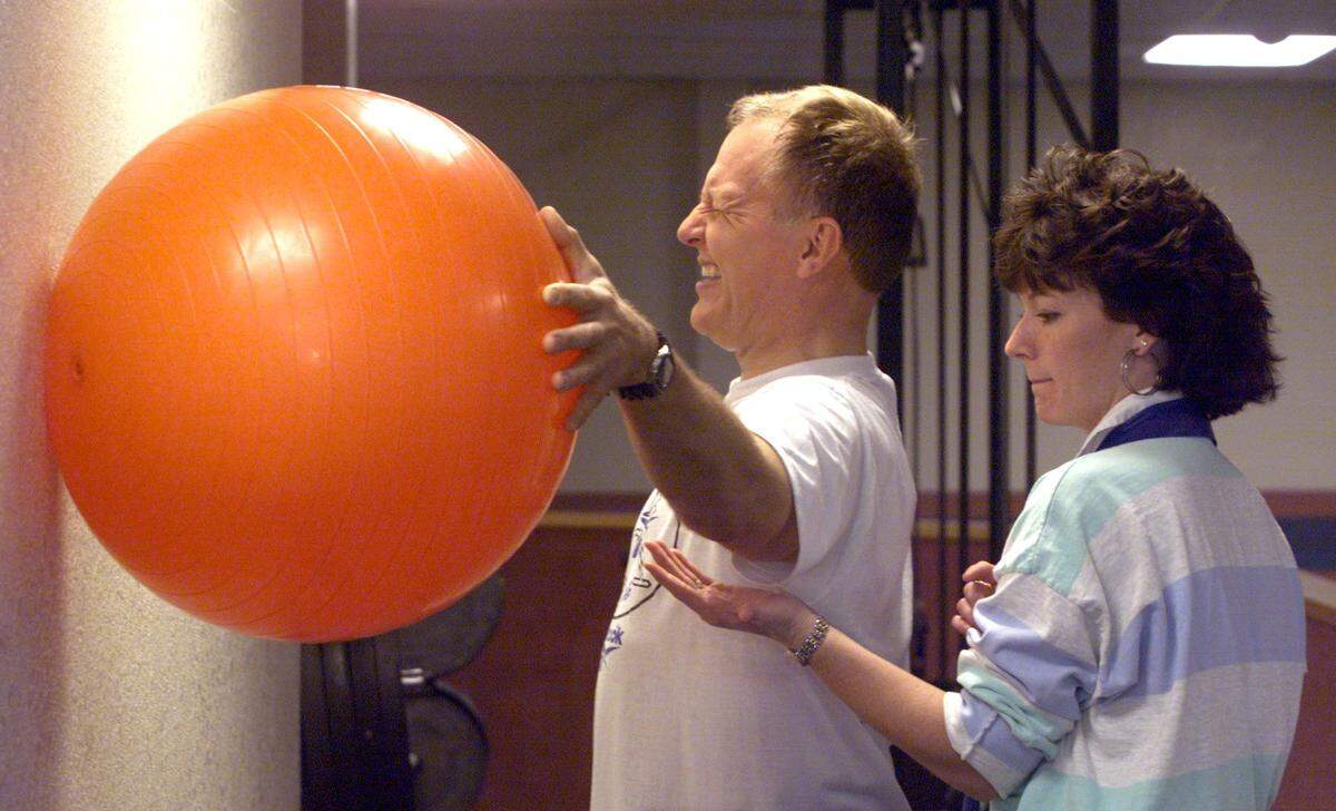 Mike Noski, then the West Richland police chief, concentrates on a rehabilitation exercise during a May 1998 physical therapy session.