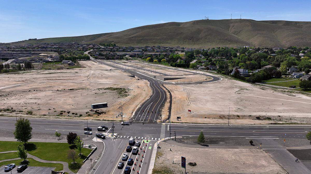 The extension of Queensgate Drive at Keene Road in south Richland is now open for traffic.