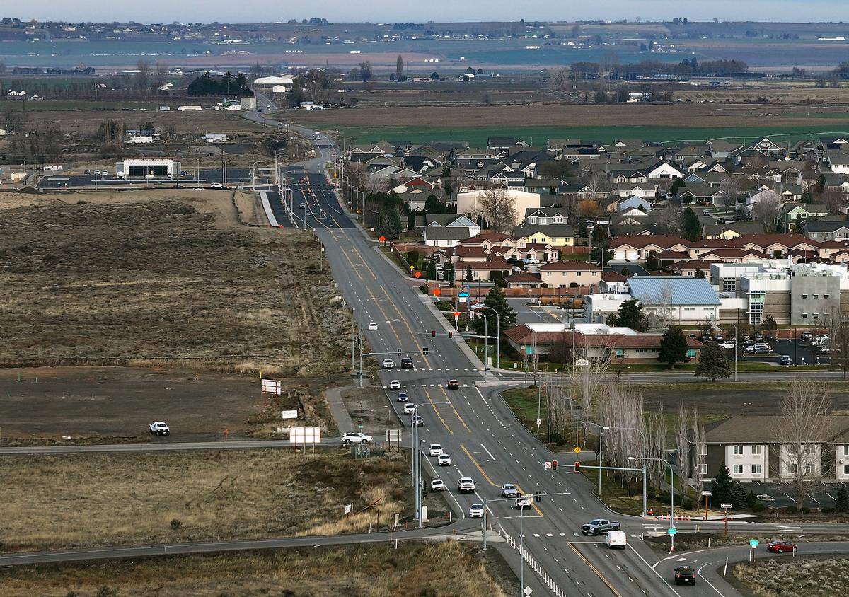 Broadmoor Boulevard and Sandifur intersection with Burns Road in the background in west Pasco.