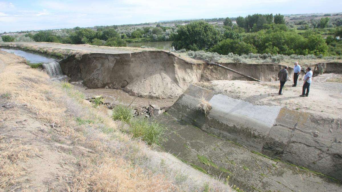 Columbia Irrigation District had a massive canal break on the north side of Columbia Park Trail in Richland in 2010.