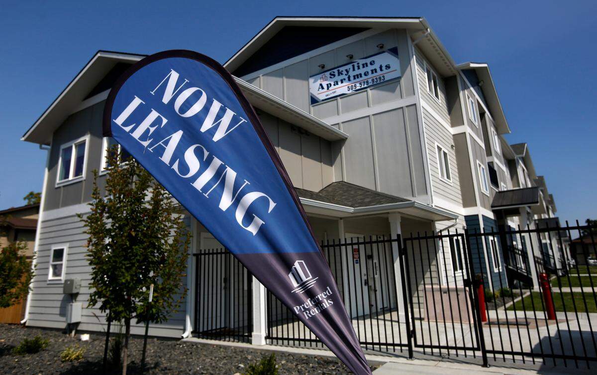 A sail banner advertising “Now Leasing” moves in the breeze on West Fourth Avenue outside the recently built Skyline Apartments complex in Kennewick. There was welcome breathing room for some Tri-Citians in the market for a new apartment where average rents have dropped in Kennewick. Rents rose in both Richland and West Richland.