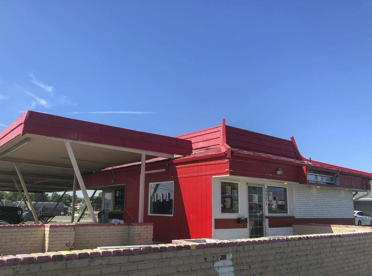 Eat Hot Tamales is moving to 2521 W. Kennewick Ave., previously was home to El Asadero Taqueria and The Rail Espresso & BBQ. Eat Hot Tamales is currently remodeling the inside.
