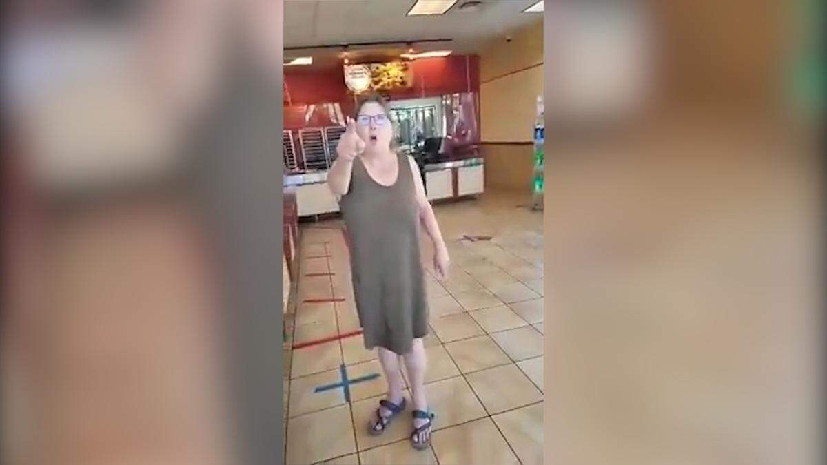 A video of a Pasco school district employee who refused to war a mask in a Kennewick Papa Murphy’s pizza store has gone viral.