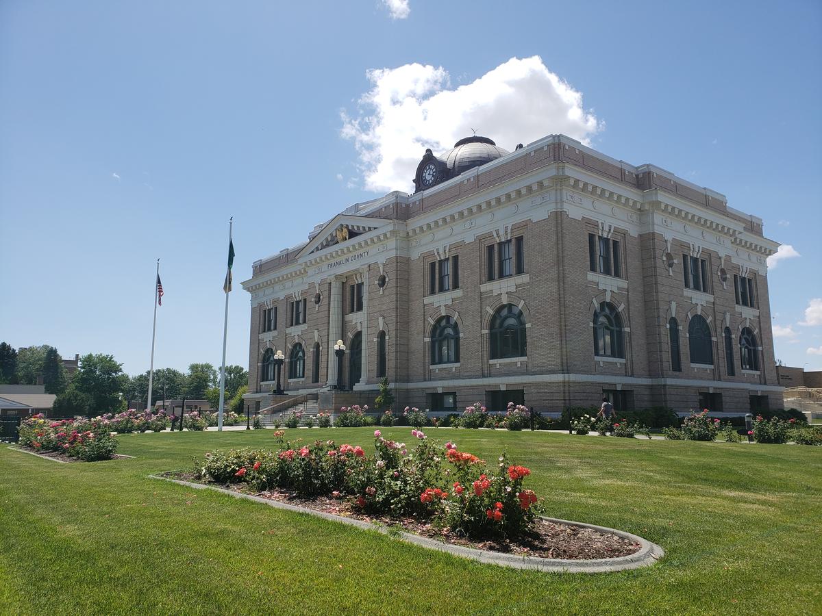 A bitter court records dispute in Franklin County escalated Thursday when the Benton-Franklin Superior Court bench temporarily recused itself from hearing cases presented by Prosecutor Shawn Sant.