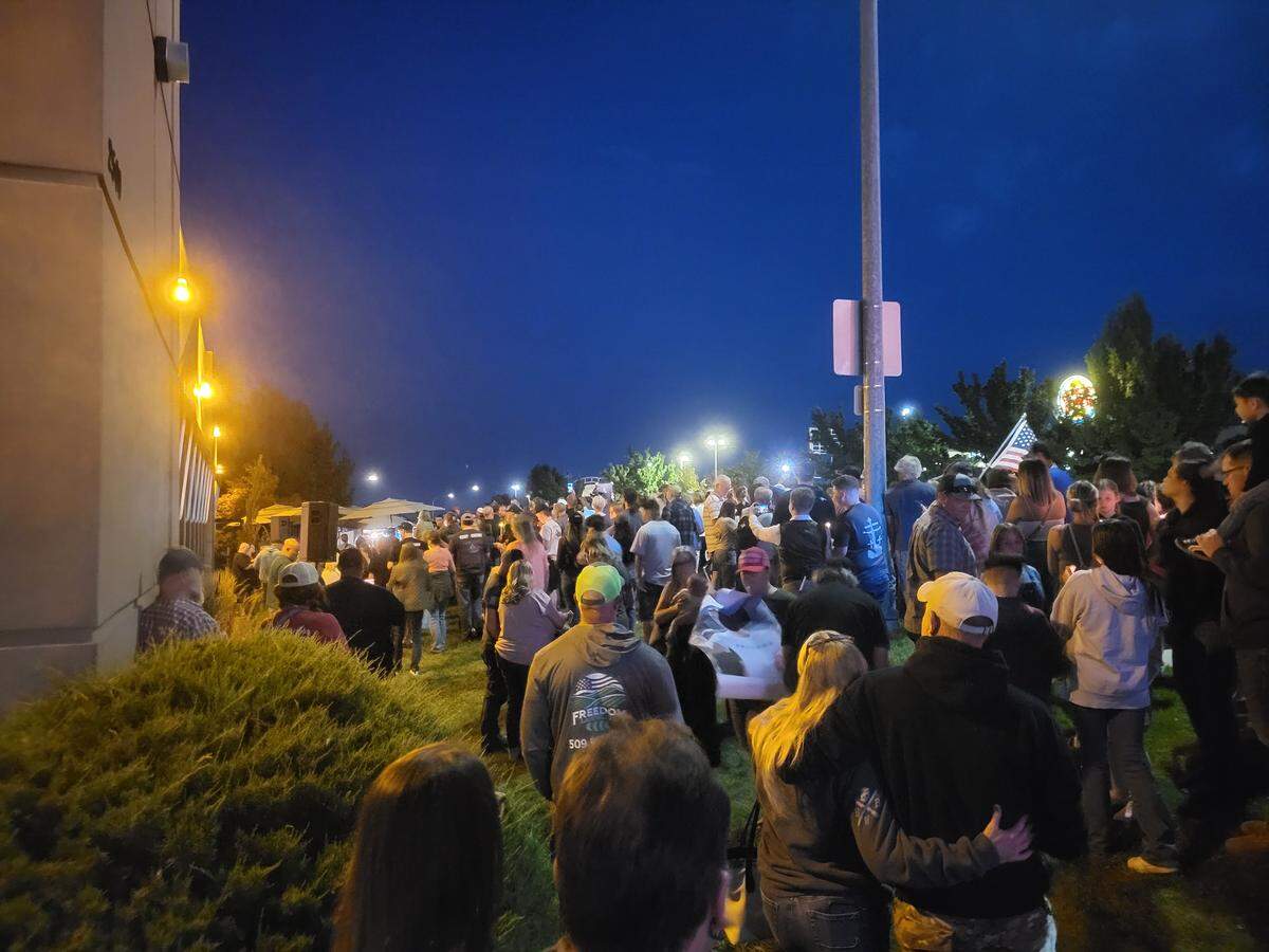 Hundreds of people gathered Saturday night in front of Sterling’s Restaurant on Queensgate Drive to have a candlelight vigil for conservative political influence Charlie Kirk.