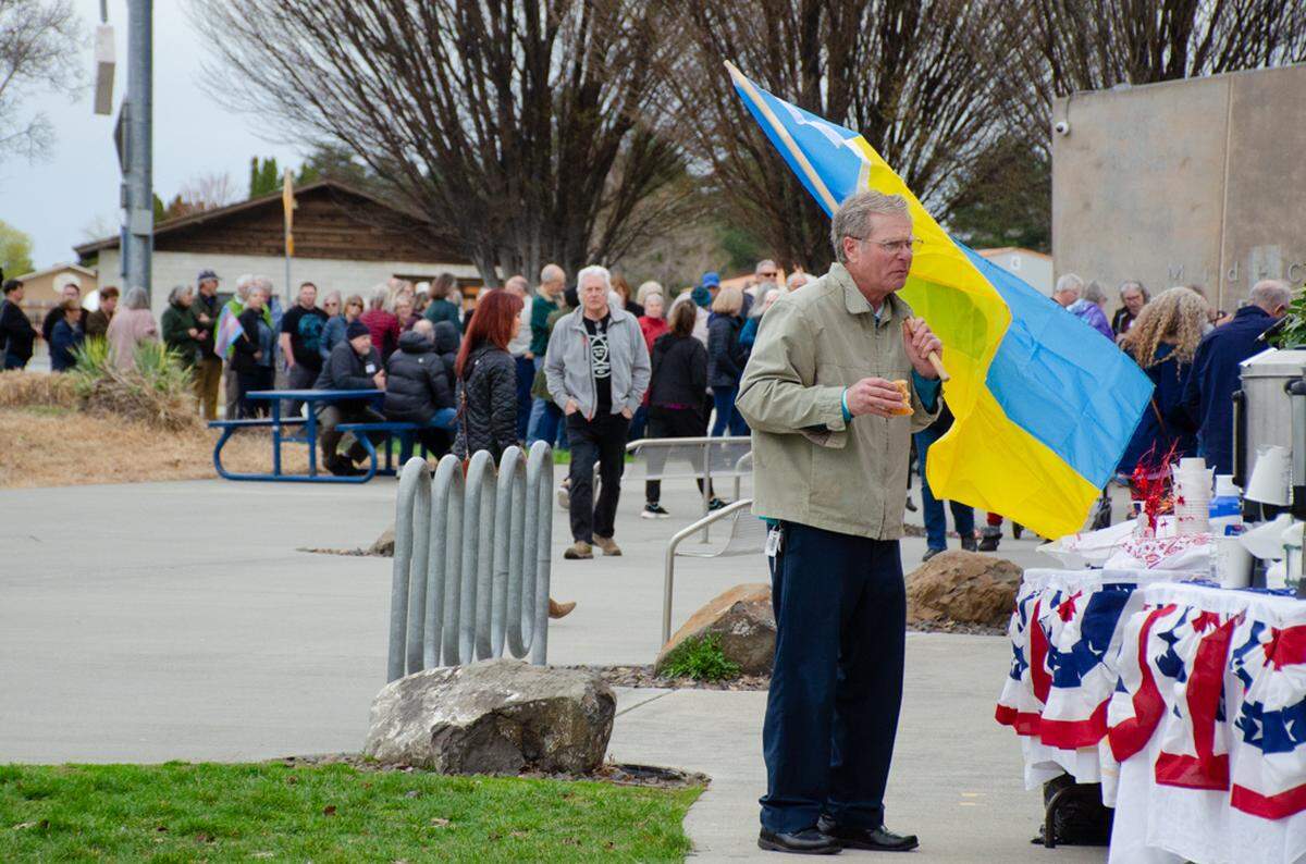 Tri-City residents concerned about the Trump Administration and Elon Musk’s DOGE gathered Sunday for a town hall hosted by Indivisible Tri-Cities. The nonpartisan group invited Rep. Dan Newhouse to come answer questions, but did not hear back from him.