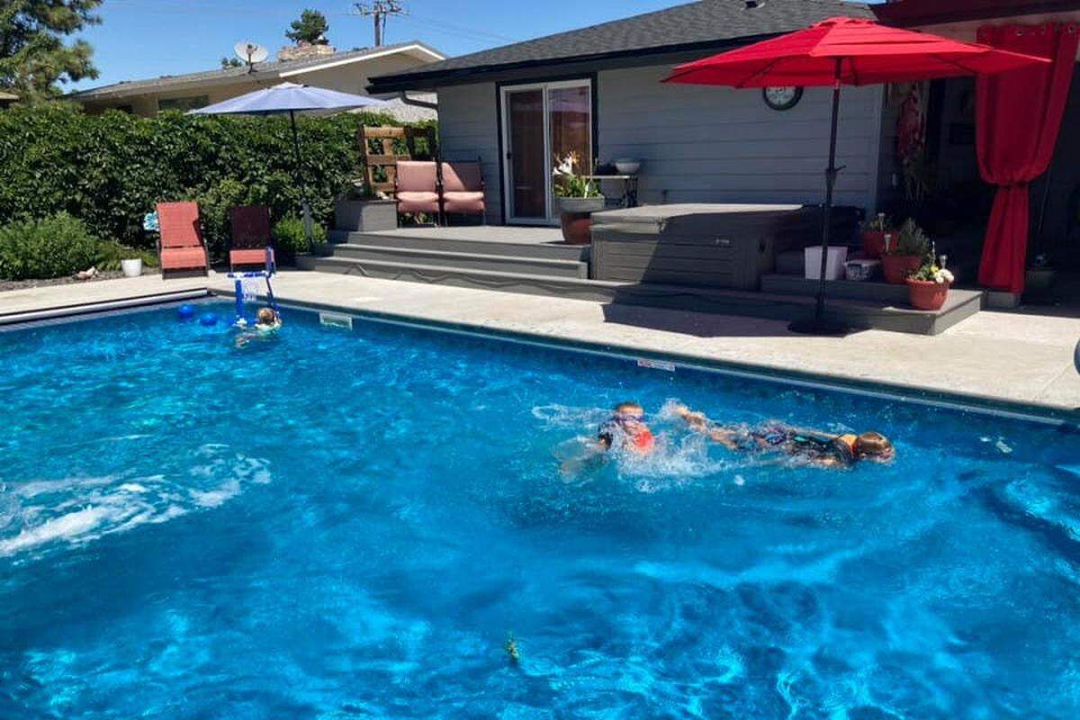 This Richland pool welcomes up to 25 guests and features a slide, hot tub, wireless sound system, fire pits and more.