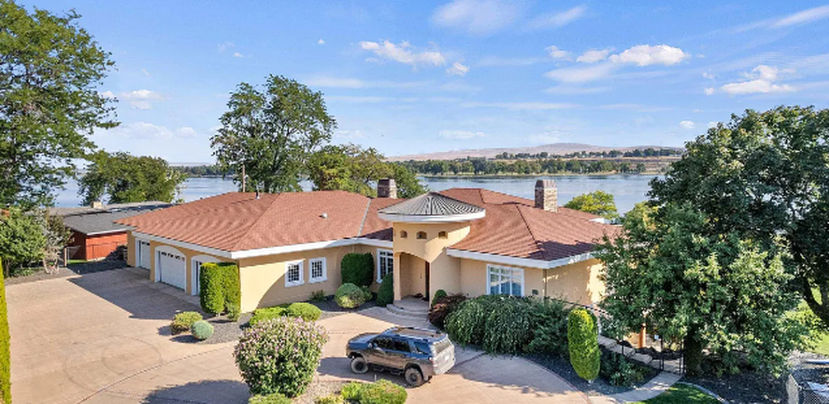 This Pasco waterfront home will be sold at auction at 7 p.m., Sept. 14, at the property, 4606 W. River Blvd., Pasco. The auction price is $1,999,000.