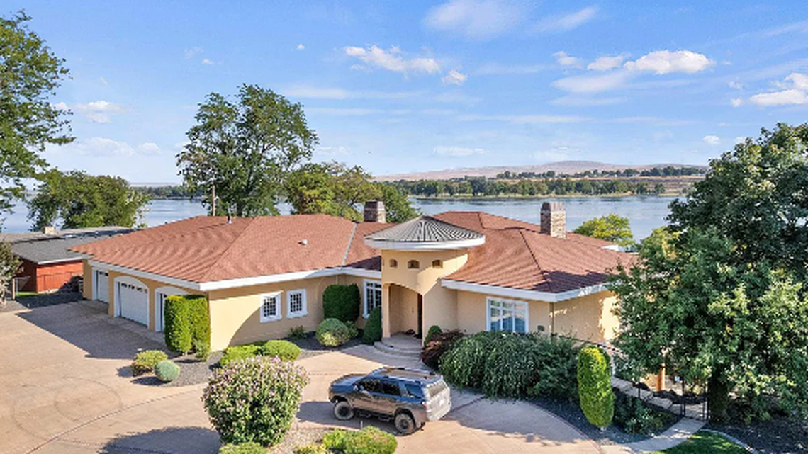 Sprawling Pasco waterfront home with 7 bathrooms and 6-bay garage up for auction