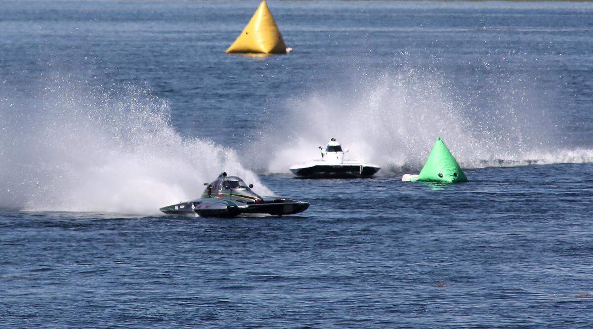 Haley Scarborough in the T-3 JJW Racing 1.5 Litre Stock Class racing hydroplane races to a first place finish in front of Kevin Porter in the T-8 Titan Door during heat 4 Saturday on the Columbia River.