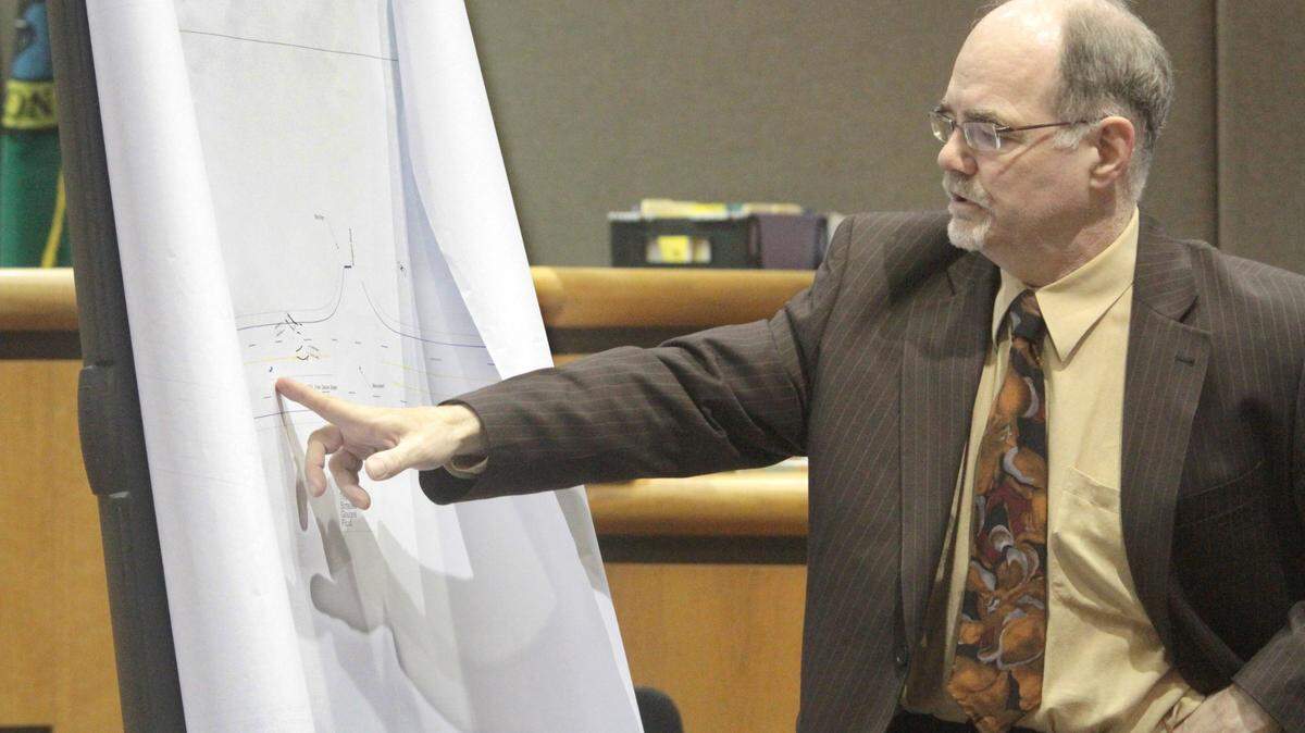 Deputy Prosecutor Terry Bloor points to a crash scene diagram during the opening statement for the trial of Natalie Lincoln in 2014.