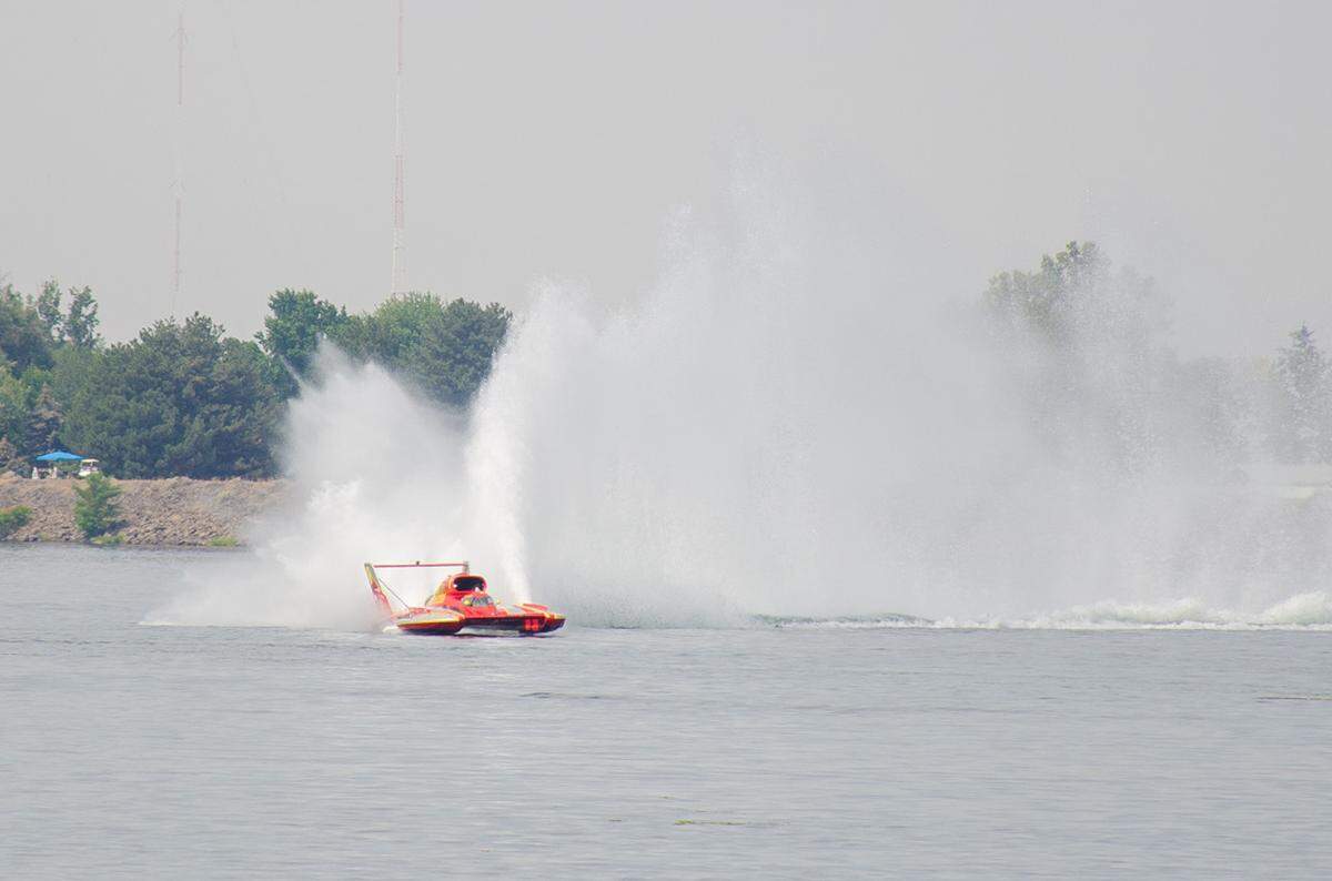 The U-1 Beacon Electric hydroplane, driven by Michael Kelly, takes a turn Saturday, July 27, 2024 during qualifiers at the 2024 Water Follies Columbia Cup and STCU Over The River Air Show.