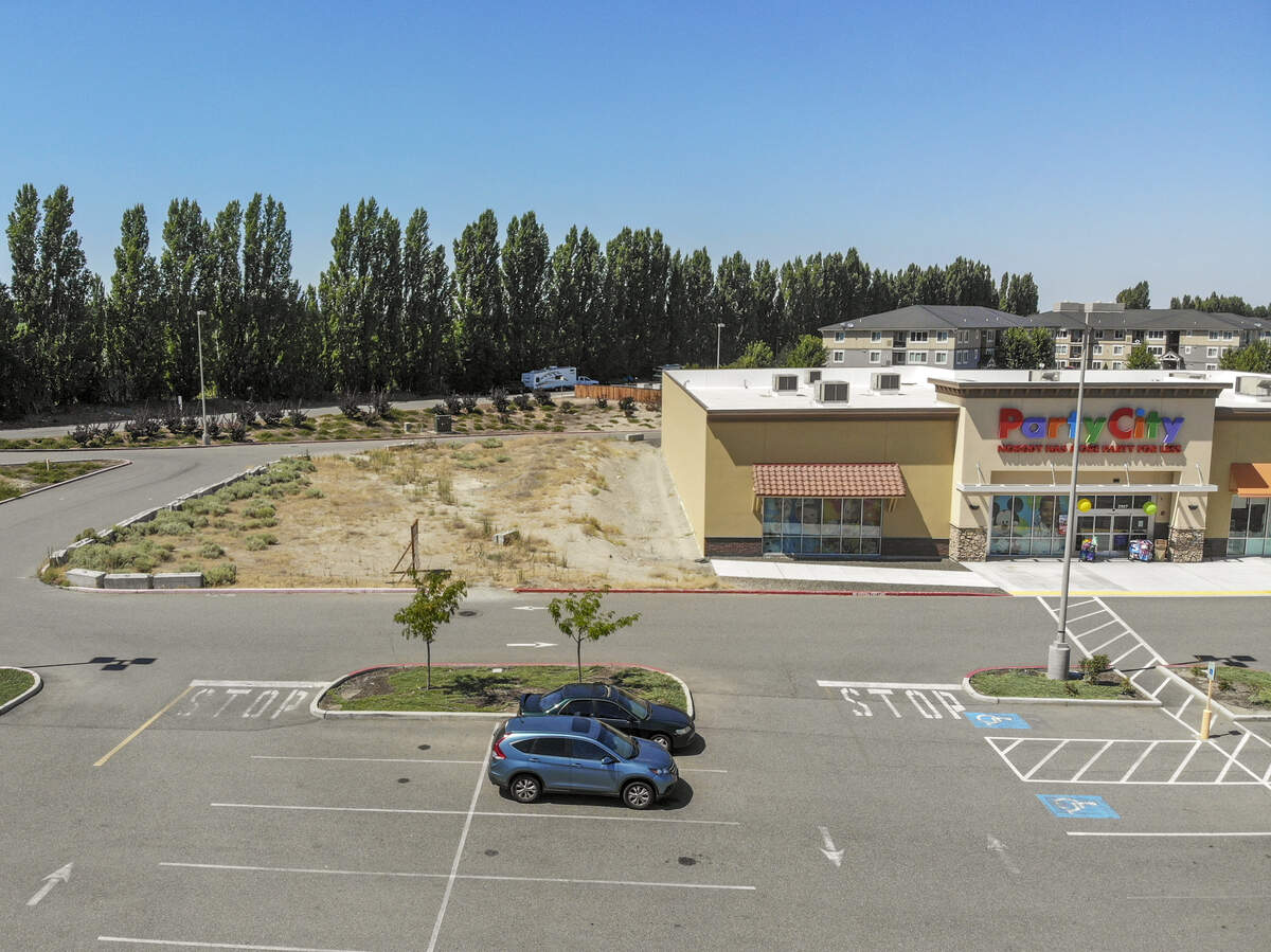 Grocery Outlet will build new store next to Party City at Queensgate in Richland.
