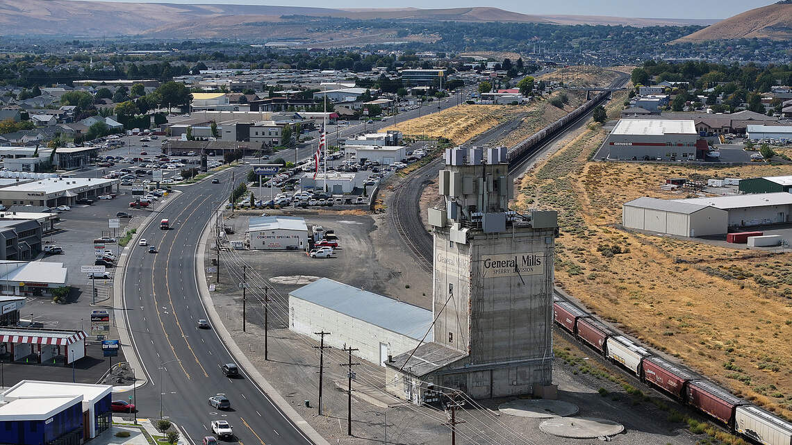 Last-minute bidding pushes price of towering Tri-Cities landmark to $800K