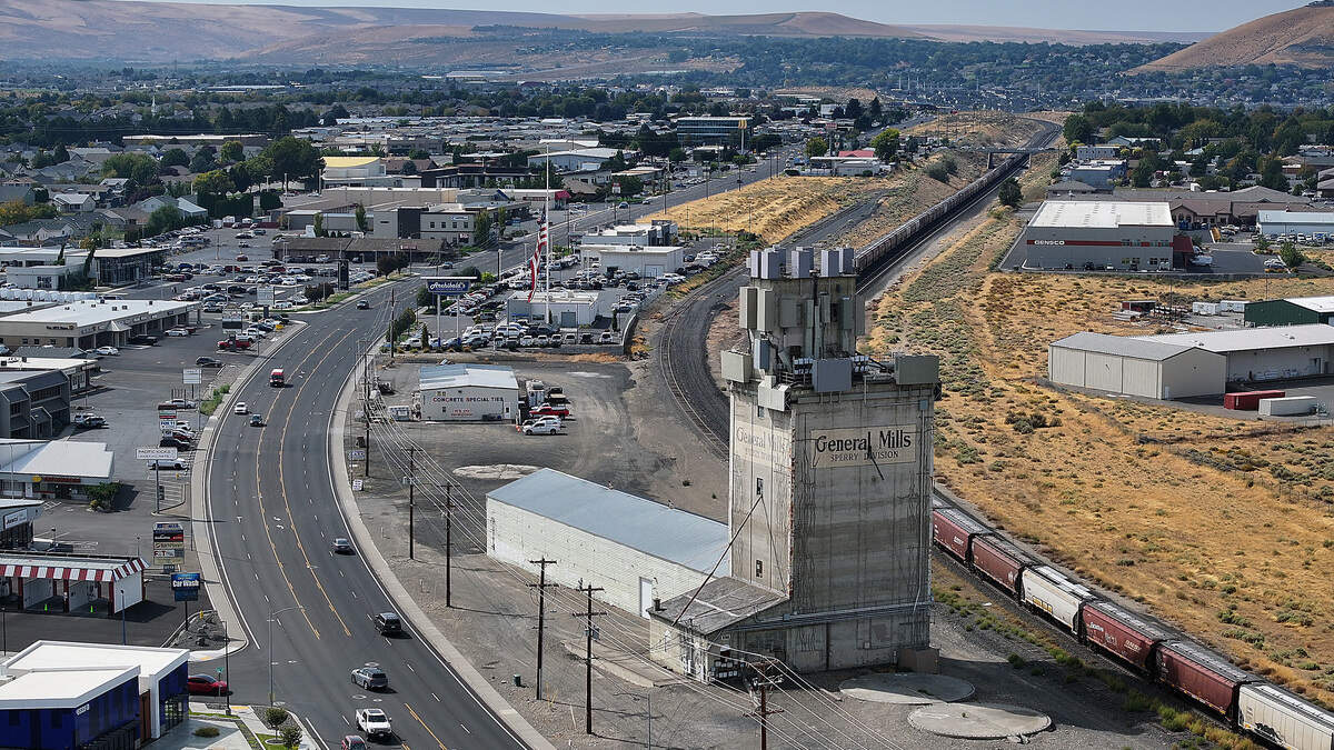 Last-minute bidding pushes price of towering Tri-Cities landmark to $800K