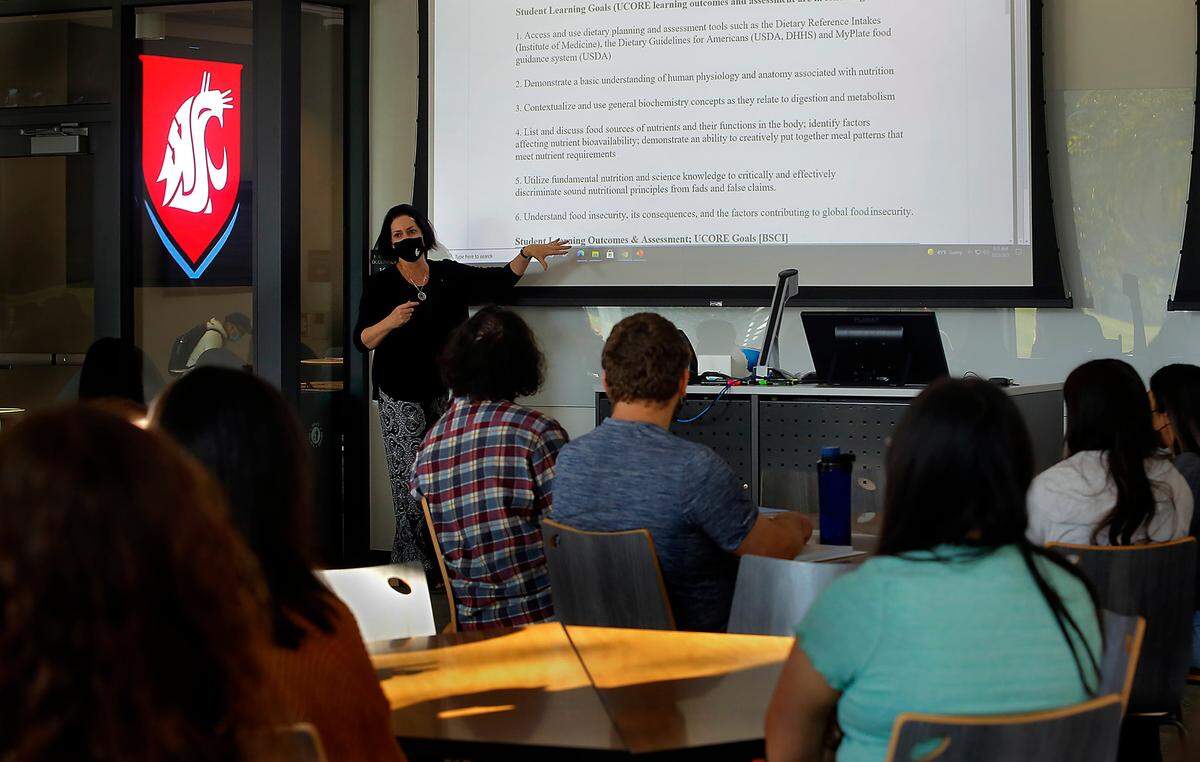 Biology professor Kate McAteer teaches an in-person class Monday morning, the first day for the 2021-22 school year, in a classroom inside the Richland campus’s new Collaboration Hall. The new academic building features state-of-the-art teaching laboratories, classrooms and collaboration spaces. A grand opening celebration for the new building is scheduled from 4 p.m.-6 p.m. on September 22. It’s the first time the Richland campus held in-person classes since 2020.