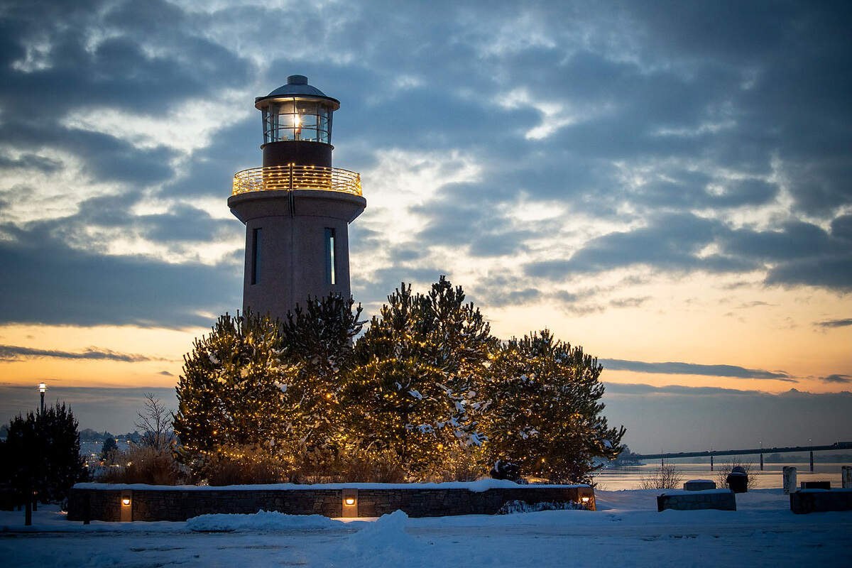 The Port of Kennewick has added holiday sparkle to Kennewick’s Historic Waterfront District and the Clover Island Lighthouse.