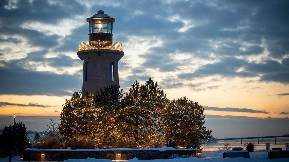 Clover Island lighthouse decked out for Christmas and to honor veterans
