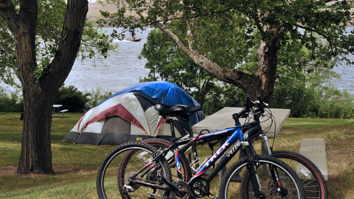 Fishhook Park, about 18 miles east of Burbank, along the Snake River, is operated by the U.S. Army Corps of Engineers and offers a variety of outdoor activities.