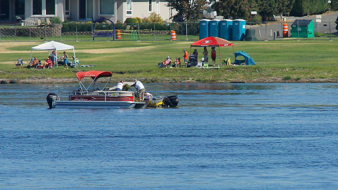‘Milfoil island’ size of football field shuts down hydroplane testing on Columbia River