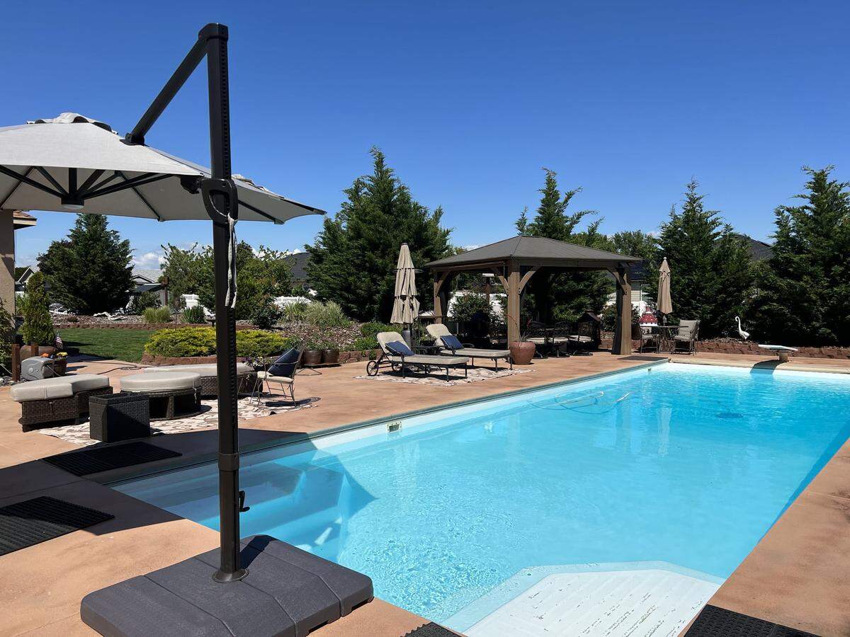 This Pasco pool welcomes up to 30 guests and includes night lighting, a tanning edge, shade, a diving board and a place to gather.