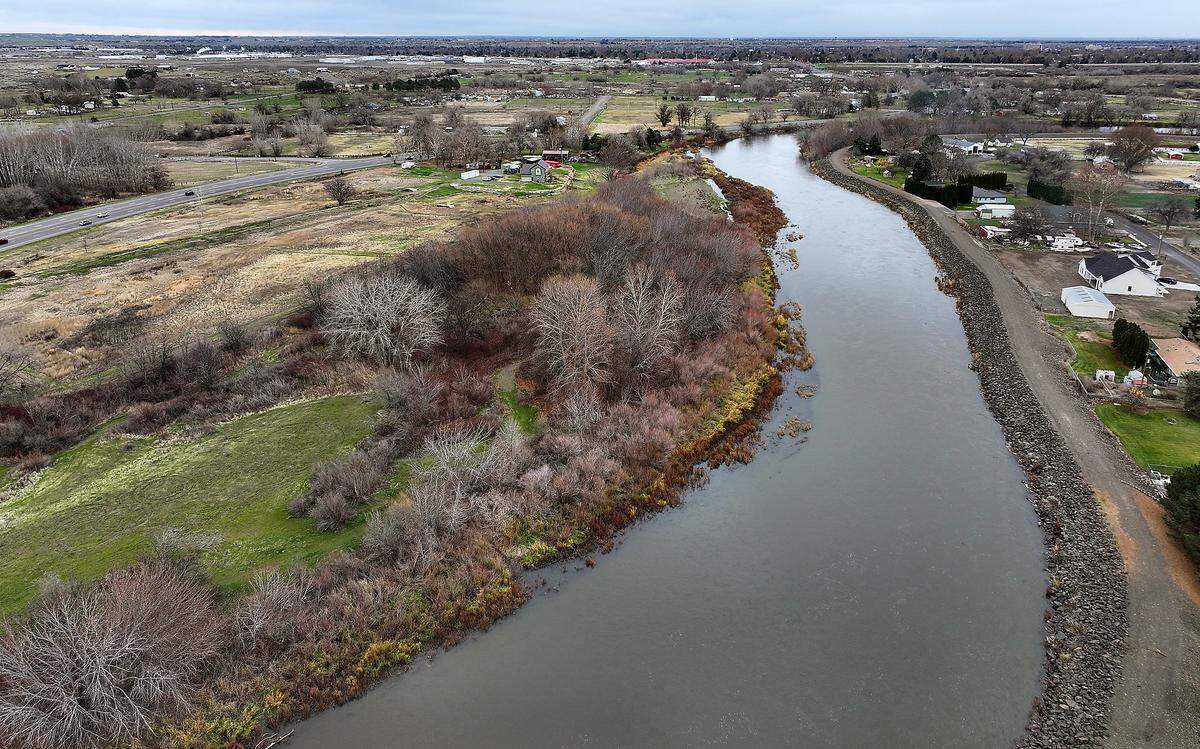 The National Weather Service has issued a flood warning the stretch of the Yakima river from Benton City to West Richland. 