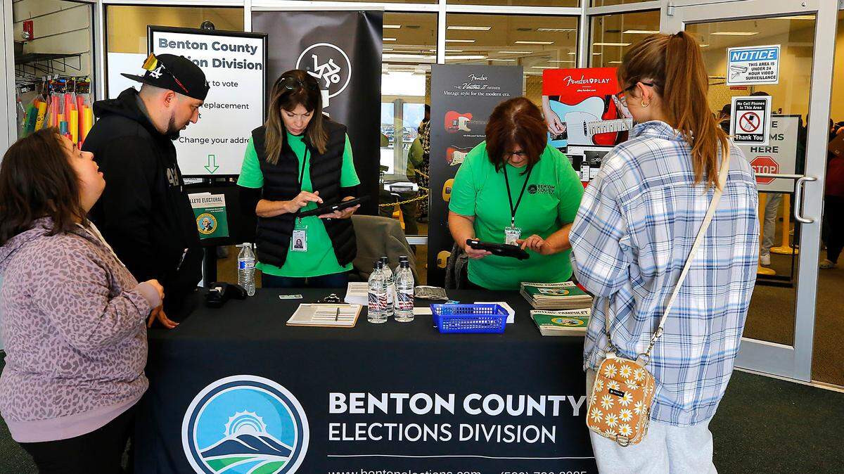 Hundreds show up at Tri-Cities election centers to vote at the last minute